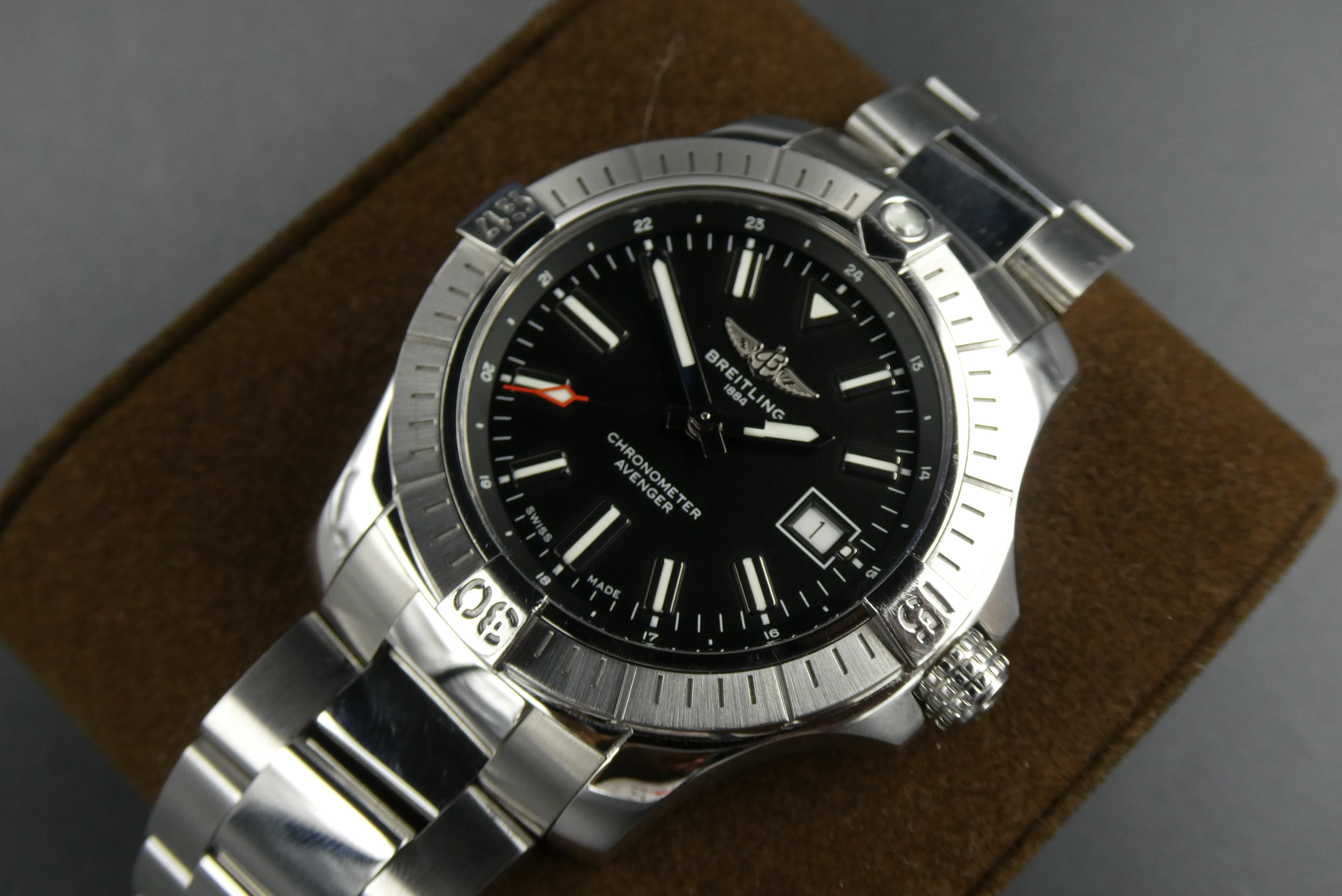 pre-owned Breitling Avenger A17318