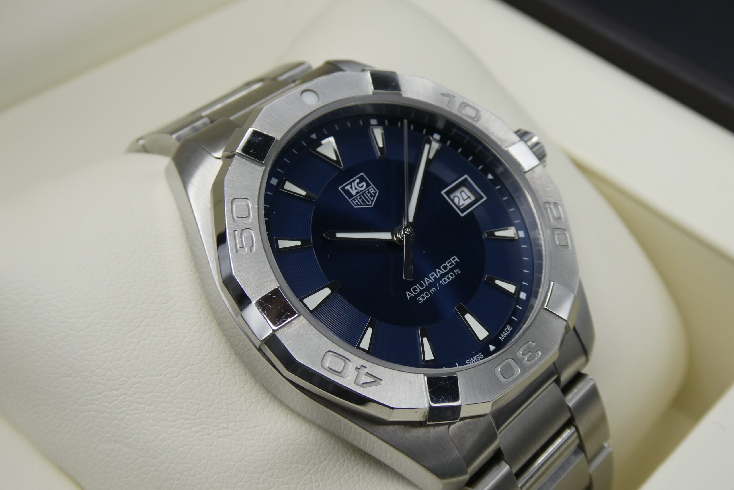 x SOLD x Tag Heuer Aquaracer Swiss Made Gents 300m Quartz WAY1112 - Image 3
