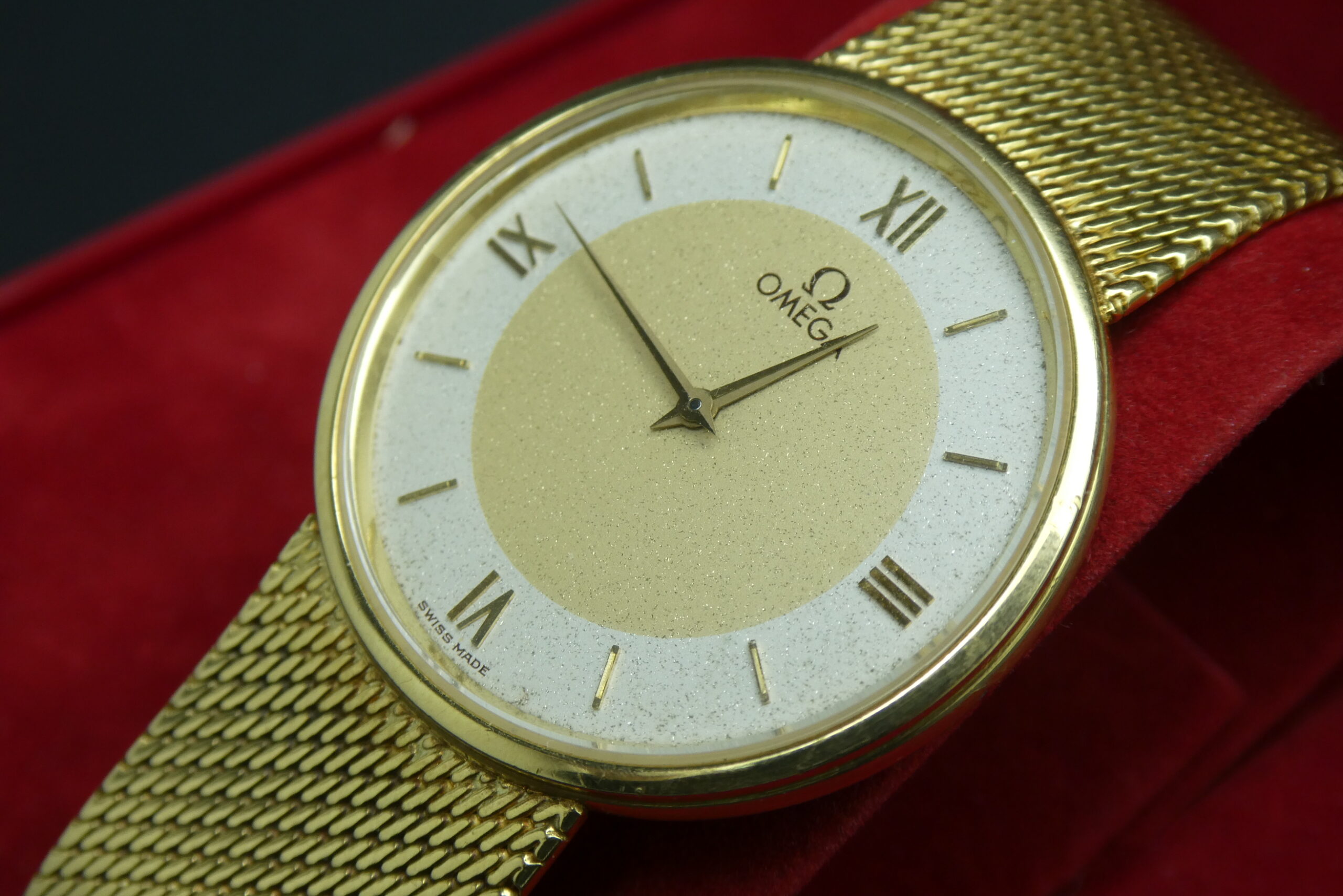 x SOLD x Omega Quartz 18k Gold integrated bracelet 191.7361 - Vintage - Image 5