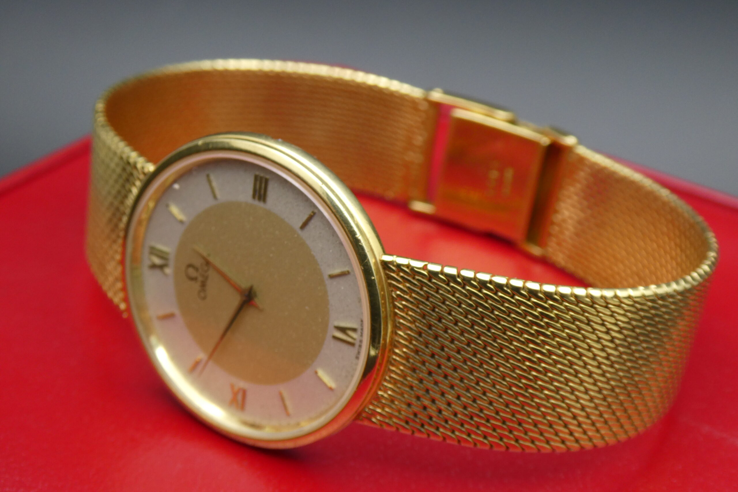 x SOLD x Omega Quartz 18k Gold integrated bracelet 191.7361 - Vintage - Image 10